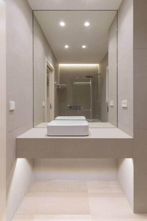 Dusche, Haartrockner, Bidet, Handtücher