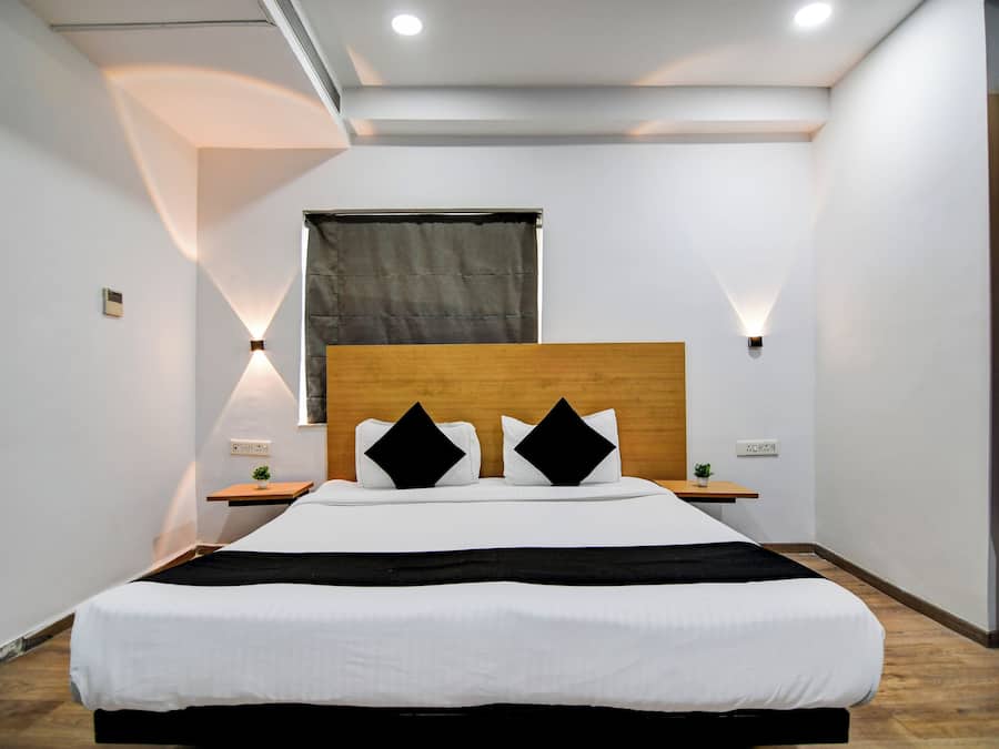 Habitación doble Deluxe | Caja de seguridad en la habitación y escritorio