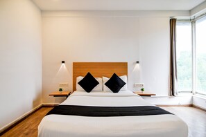 Kahden hengen deluxe-huone, kaupunkinäköala | Tallelokero huoneessa, työpöytä