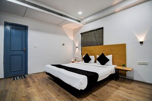 Deluxe Double Room | In-room safe, desk, laptop workspace, blackout drapes
