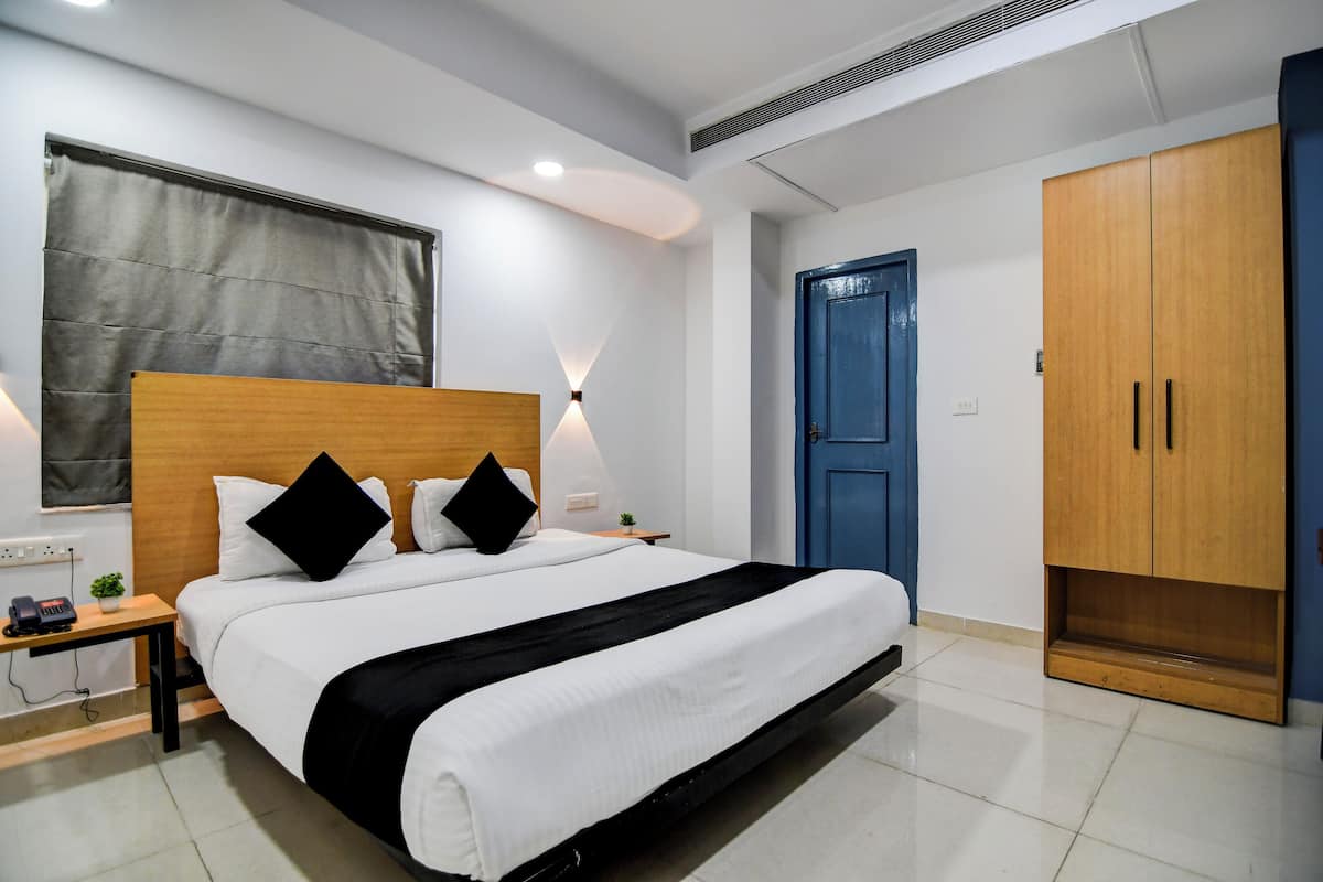 Deluxe Double Room, City View | In-room safe, desk, laptop workspace, blackout drapes