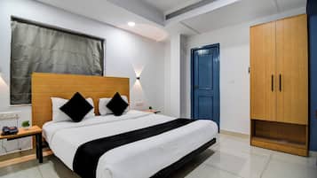 Deluxe-Doppelzimmer, Stadtblick | Zimmersafe, Schreibtisch, laptopgeeigneter Arbeitsplatz