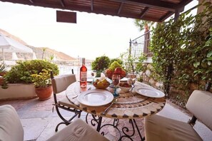 Outdoor dining - Su apart.. (Kaş)