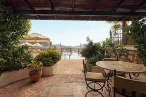 Outdoor dining - Su apart.. (Kaş)