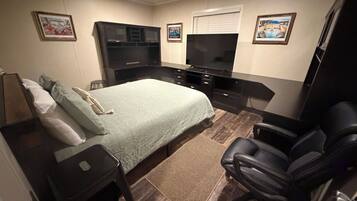2 bedrooms, desk, iron/ironing board, free WiFi