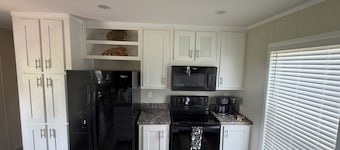 Cozy & quiet 2 bedroom country getaway, close to all the fun!