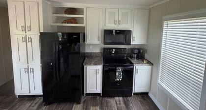 Cozy & quiet 2 bedroom country getaway, close to all the fun!
