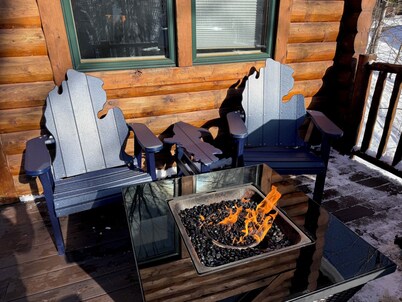 POWDER DREAMS !! 4 BEDROOM SKI-IN SKI-OUT CABIN AT BOYNE MOUNTAIN