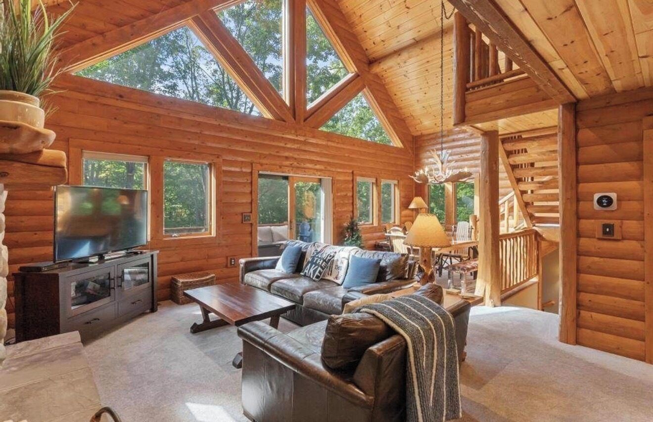 TV connectée, cheminée, chaîne hi-fi