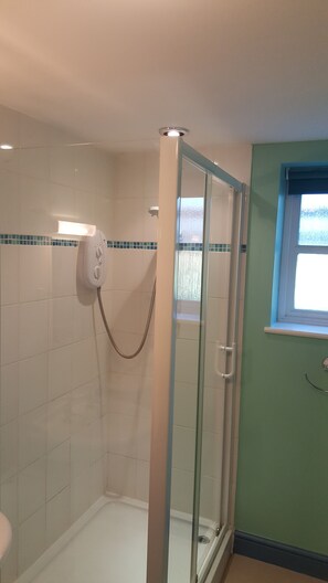 Shower, hair dryer, towels, soap - Semi-rural retreat close to Shrewsbury and Telford. (Telford)