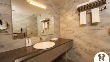 Deluxe Double Room, Garden View | Bathroom | Shower, rainfall showerhead, free toiletries, hair dryer