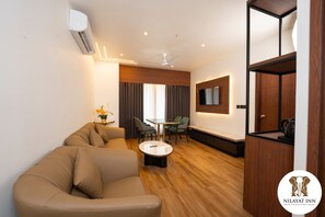 Presidential Double Room, Garden View | Living area | Computer monitors, printers - NILAYAT INN (Thrissur)