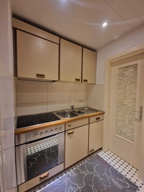 Private kitchen - F-W LaCasa:has1bedroom,living-z 1 kitchen with fridge and bath-z shower (Heidenheim)