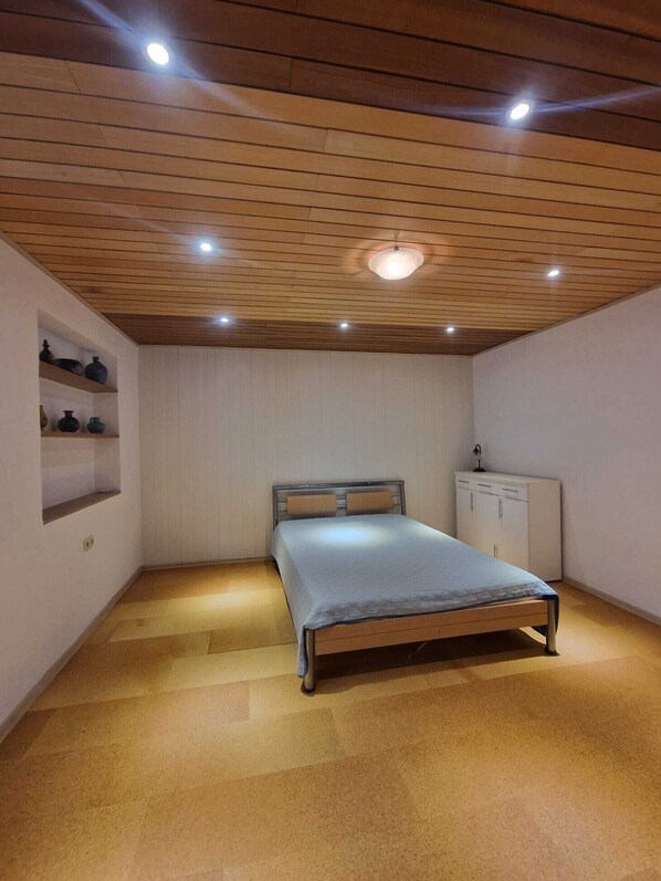 Internet, bed sheets - F-W LaCasa:has1bedroom,living-z 1 kitchen with fridge and bath-z shower (Heidenheim)