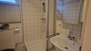 Dusj, håndklær, såpe og toalettpapir