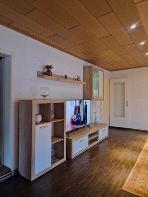 Interior - F-W LaCasa:has1bedroom,living-z 1 kitchen with fridge and bath-z shower (Heidenheim)