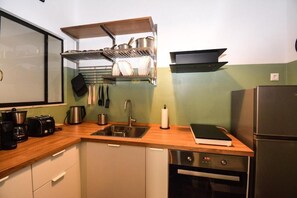 Departamento, 1 habitación | Cocina privada | Artículos de limpieza y congelador 