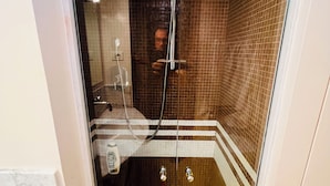 Un baño con ducha, inodoro y lavamanos.