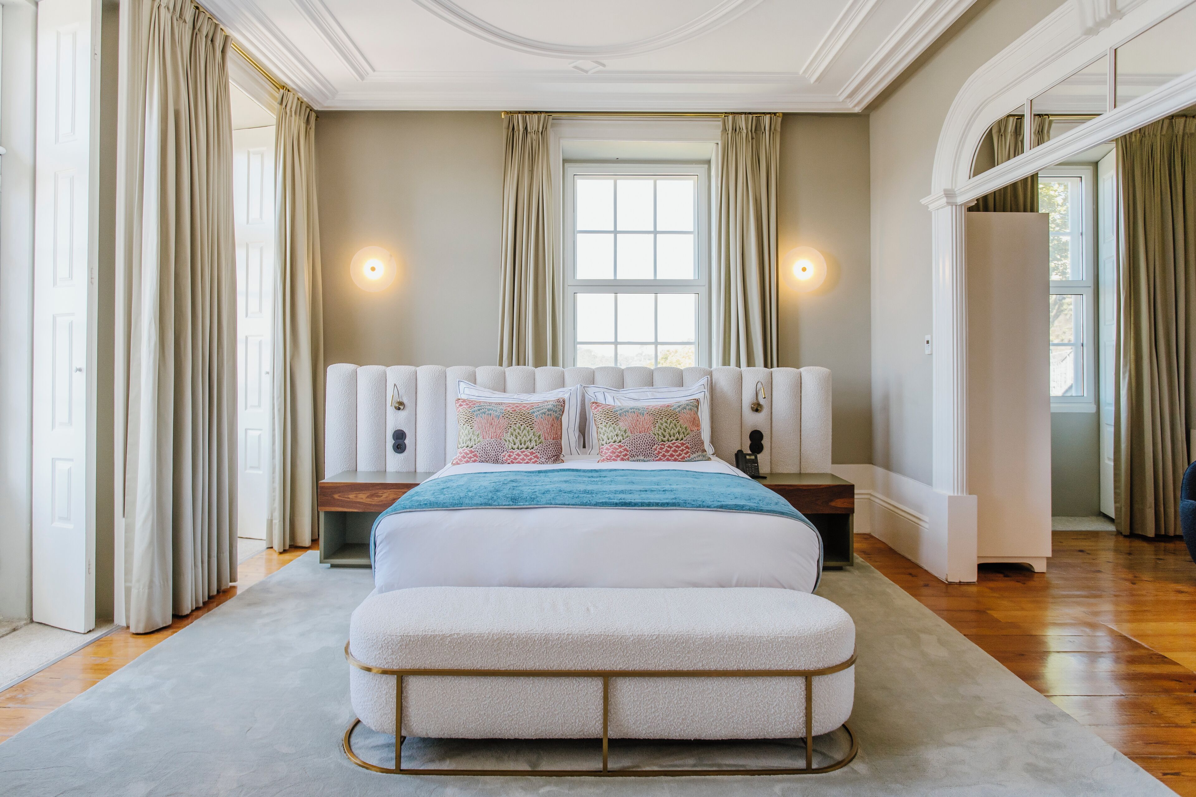 Safe på rommet, blendingsgardiner, lydisolert og wi-fi (inkludert)