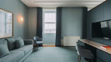 Deluxe Suite | In-room safe, blackout drapes, soundproofing, free WiFi