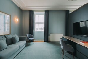 Deluxe Suite | In-room safe, blackout drapes, soundproofing, free WiFi