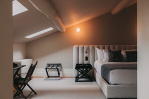 Deluxe Suite | In-room safe, blackout drapes, soundproofing, free WiFi