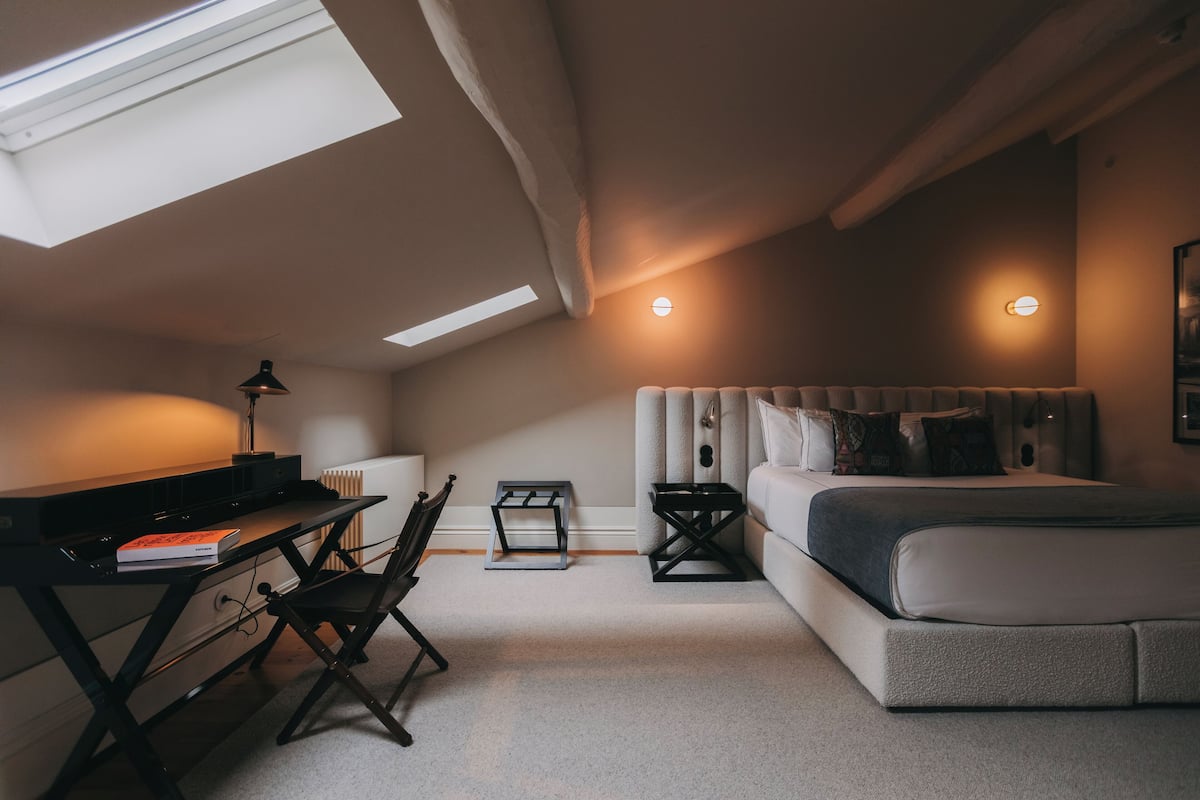 Suite | In-room safe, blackout drapes, soundproofing, free WiFi