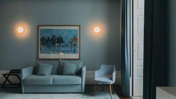 Deluxe Suite | In-room safe, blackout drapes, soundproofing, free WiFi