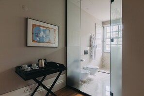 Suite | Bathroom | Slippers - Torel Private Collection (Porto)