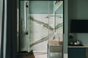 Royal Suite (Suite Royal with Bathtub) | Bathroom | Slippers, towels, soap, shampoo - Torel Private Collection (Porto)