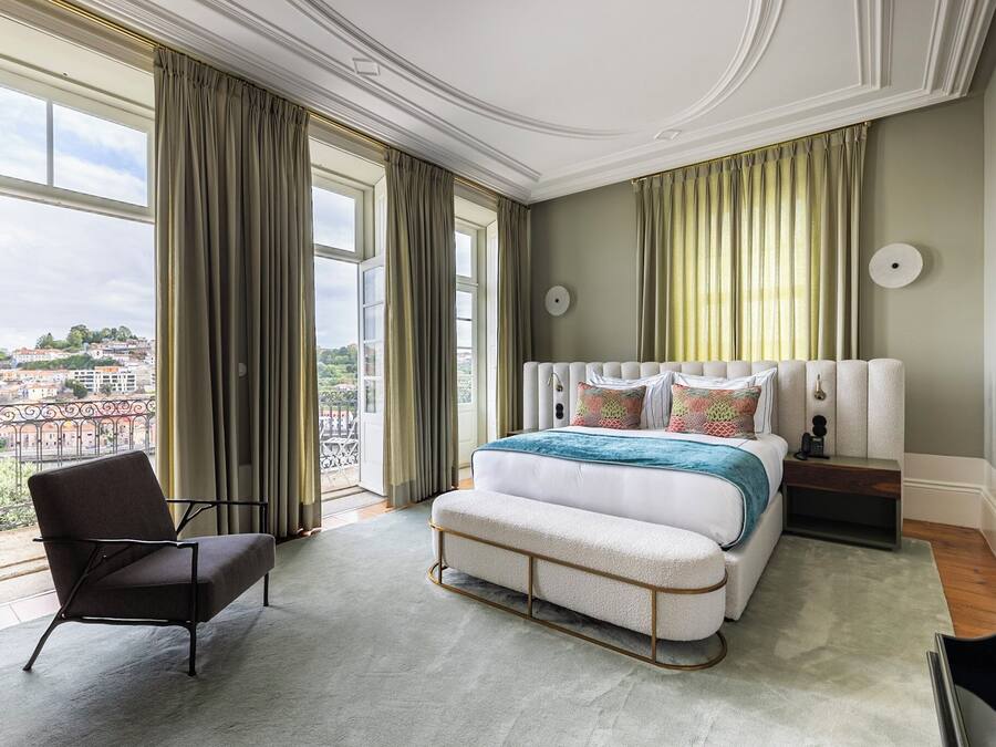 Suite Royal with Balcony | Minibaari, tallelokero huoneessa, yksilöllisesti sisustettu