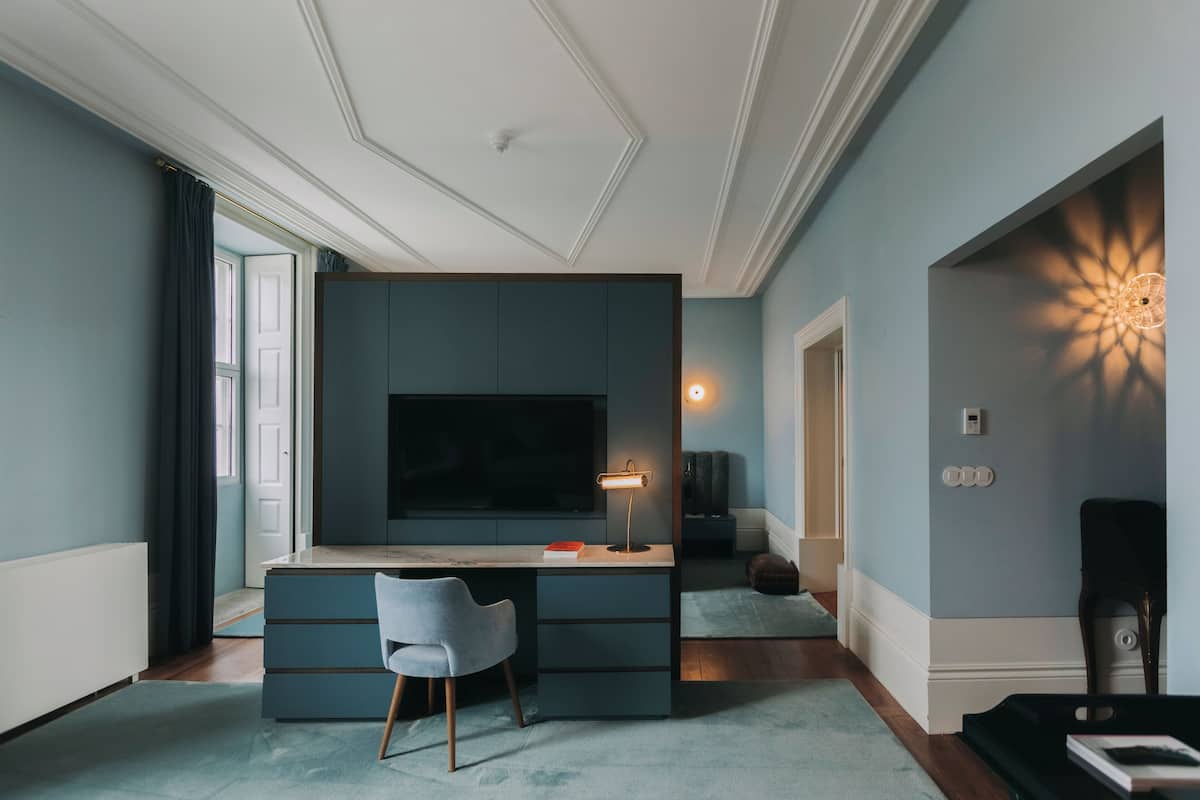 Deluxe Suite | In-room safe, blackout drapes, soundproofing, free WiFi