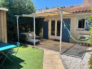 Outdoor dining - Maisonnette in the heart of Provence in a residence with shared swimming pool (Eyguières)