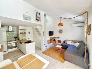 TV - Maisonnette in the heart of Provence in a residence with shared swimming pool (Eyguières)