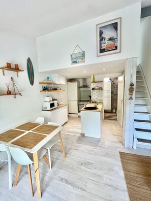Microwave, oven, stovetop, dishwasher - Maisonnette in the heart of Provence in a residence with shared swimming pool (Eyguières)