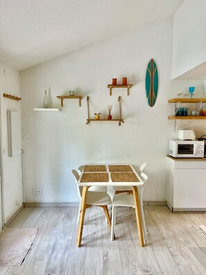 Dining - Maisonnette in the heart of Provence in a residence with shared swimming pool (Eyguières)