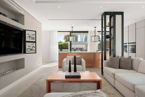 Smart TV, fireplace, offices - Private Heated Pool, Steam Room, Jacuzzi & Gym (Marbella)