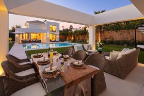 Outdoor dining - Private Heated Pool, Steam Room, Jacuzzi & Gym (Marbella)