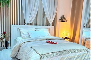 1 bedroom, iron/ironing board, free WiFi, bed sheets - Cocooning apartment with jacuzzi (Saint-Esprit)
