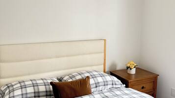 3 bedrooms, iron/ironing board, WiFi (free), bed sheets