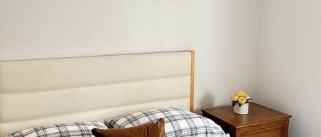 3 slaapkamers, een strijkplank/strijkijzer, gratis wifi, beddengoed