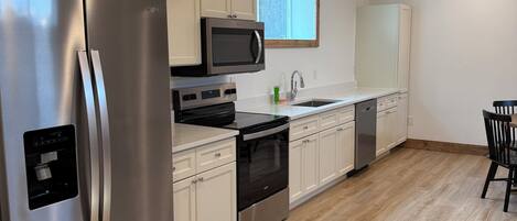 Micro-ondes, four, plaque de cuisson, lave-vaisselle