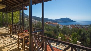 Outdoor dining - Villa Otantik (Kaş)