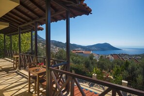 Outdoor dining - Villa Otantik (Kaş)
