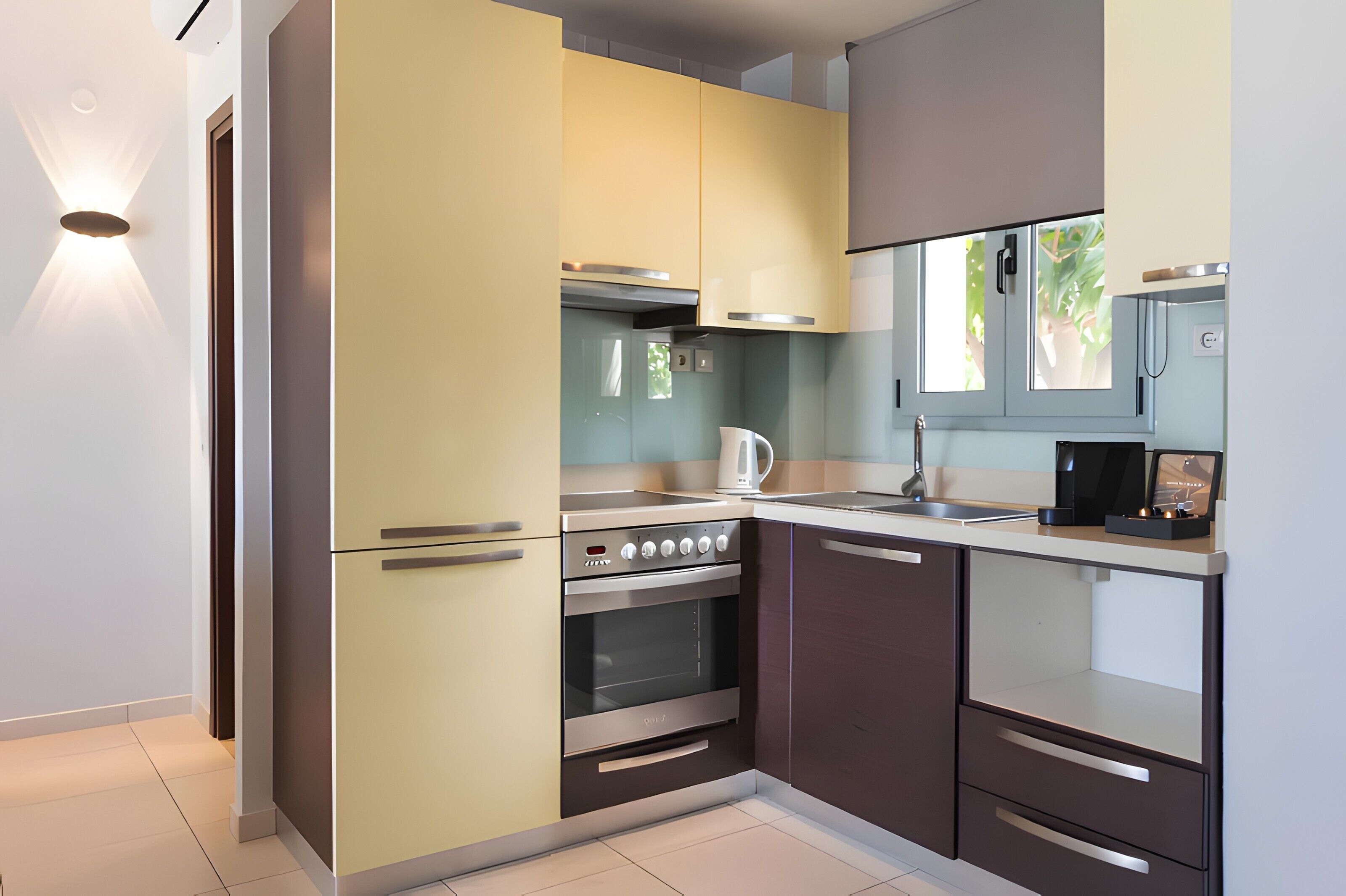 Fridge, oven, stovetop, coffee/tea maker