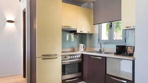 Eine moderne Küche mit Edelstahlgeräten, einem Backofen und einer Kaffeemaschine.