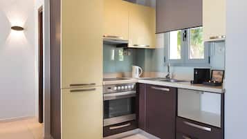 Fridge, oven, stovetop, coffee/tea maker