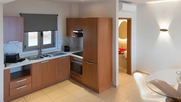 KĂŒhlschrank, Ofen, Herdplatte, Wasserkocher mit Kaffee-/Teezubehör