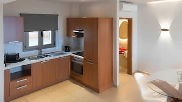 Fridge, oven, stovetop, coffee/tea maker