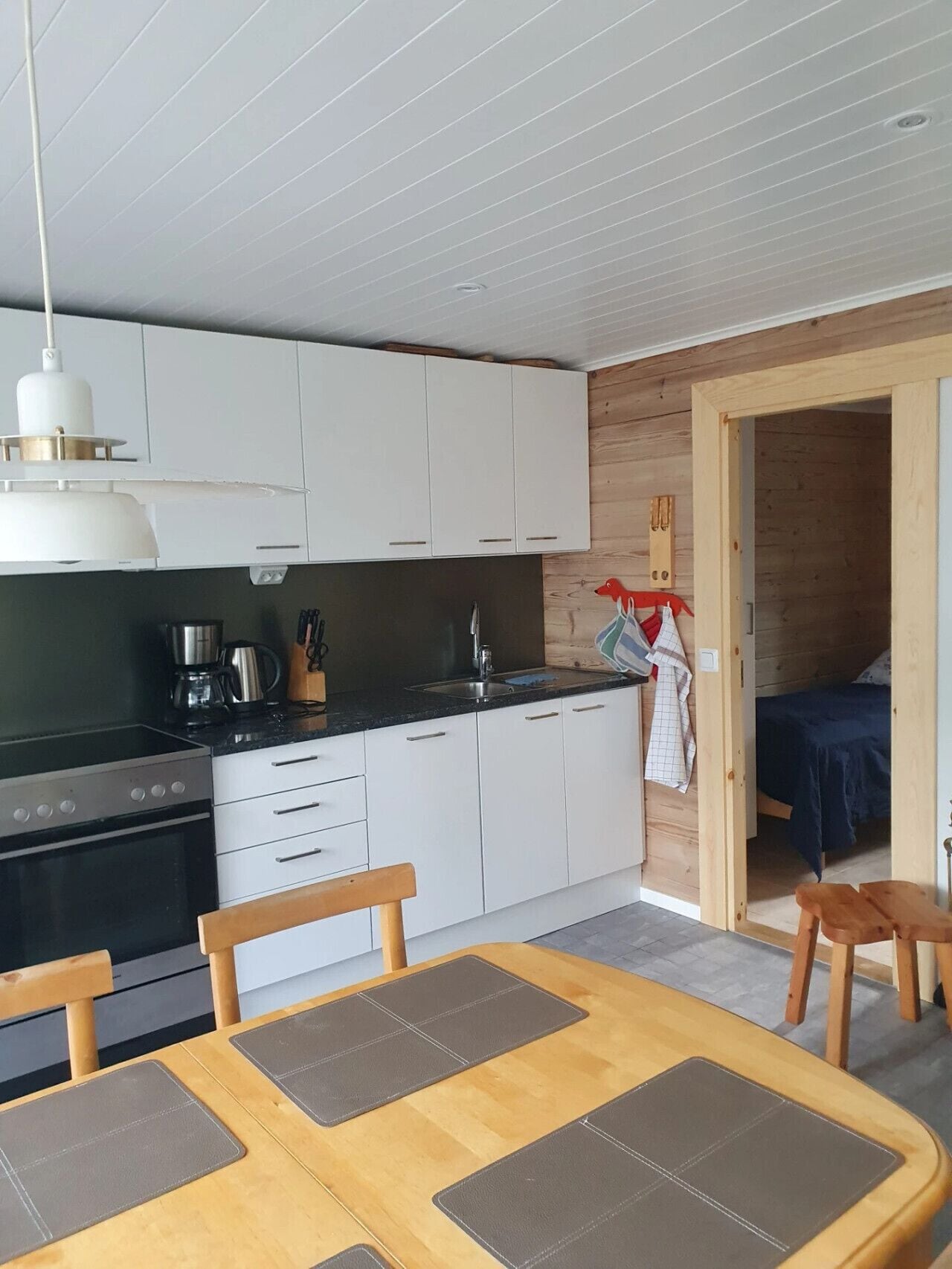 Jääkaappi, mikroaaltouuni, uuni, liesi